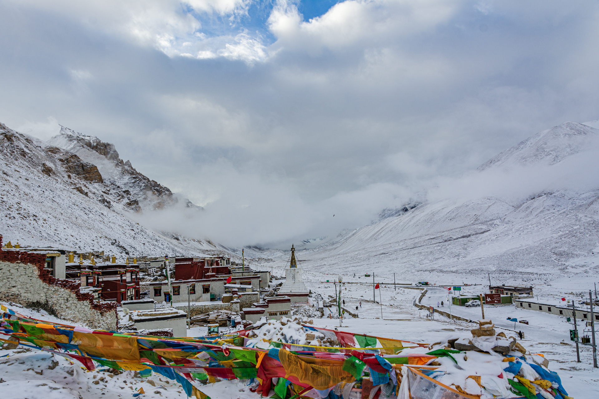 Blick auf Rongphu Kloster und Mount Everest